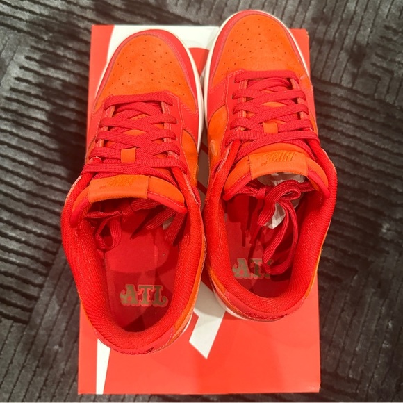 NIKE DUNK LOW ATL UNIVERSITY RED/BRIGHT CRIMSON UNIVERSITE ROUGE/CRAMOISI VIF - Picture 7 of 8